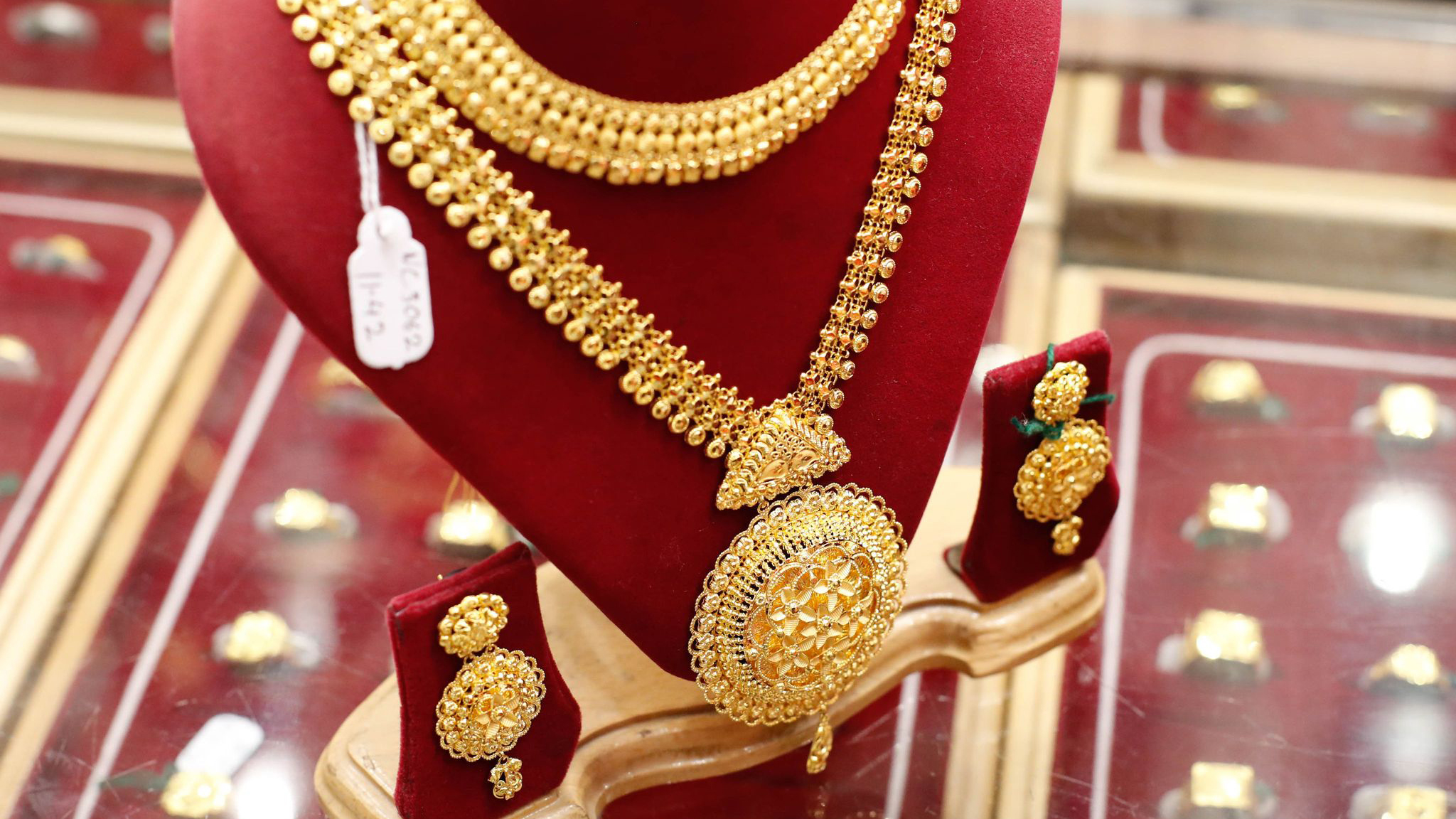 “सुनचाँदीको मूल्य घट्यो, कतिमा हुँदैछ कारोबार के अब माथि नबढ्ला त ?”